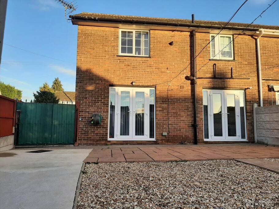 Huge Garden House For Contractors And Families Villa Ollerton Exterior photo
