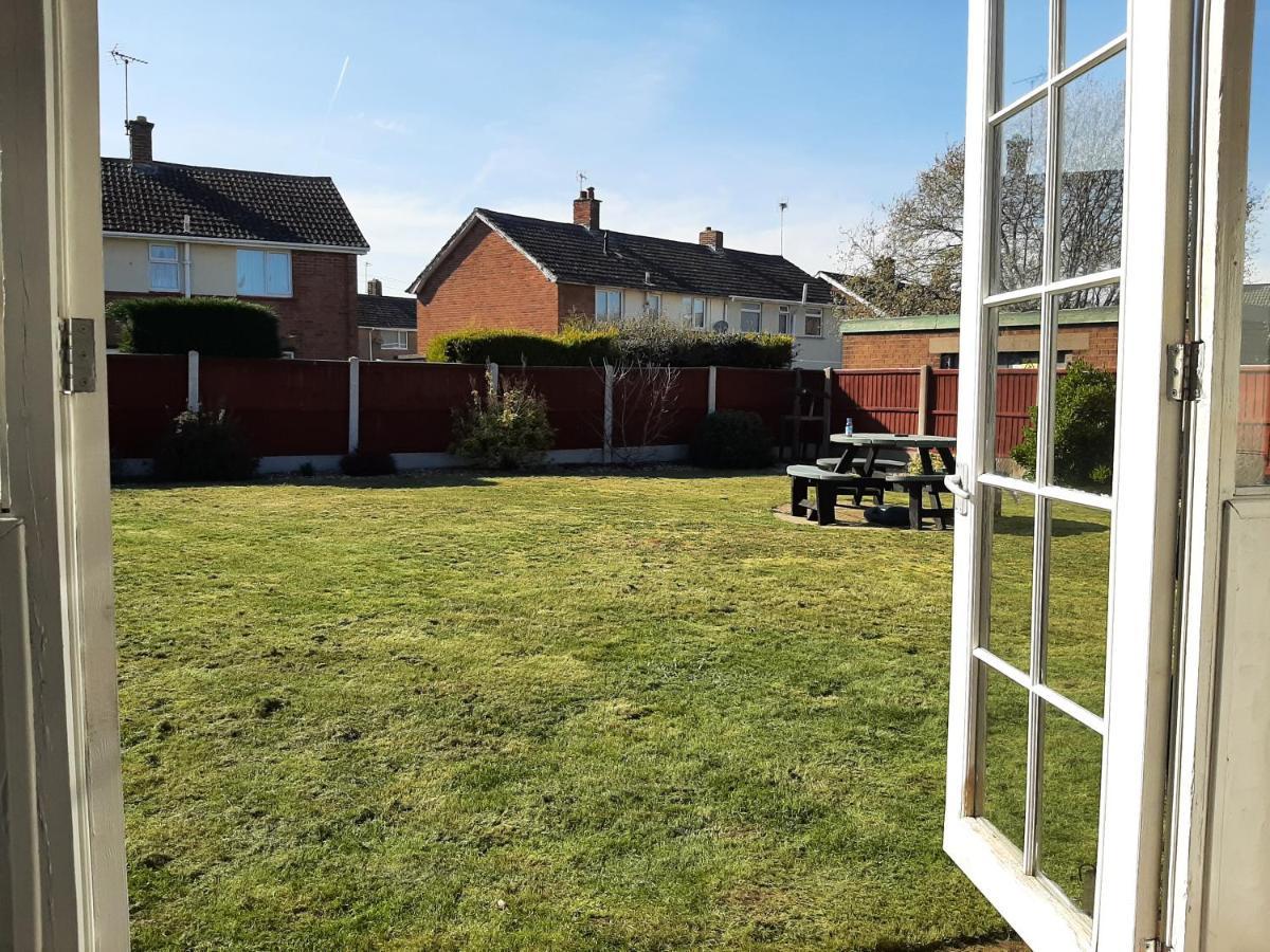 Huge Garden House For Contractors And Families Villa Ollerton Exterior photo